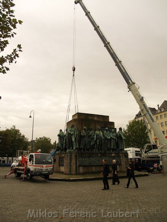 Reiterdenkmal kehrt zurueck auf dem Heumarkt P19.JPG